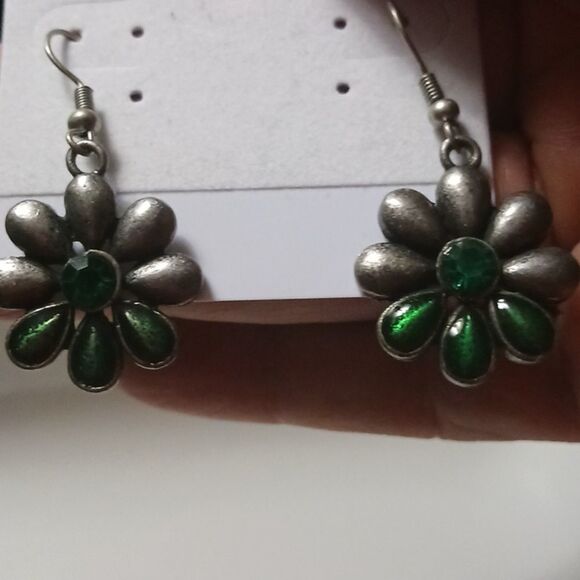 Silver toned fishhook earrings floral design with emerald green stones - Picture 2 of 8